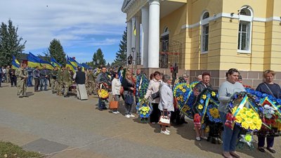 На Чернігівщині попрощалися з двома захисниками України На Чернігівщині попрощалися з двома захисниками України