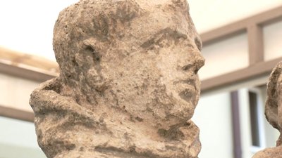 Фрагмент статуї монаха з дитиною Фрагмент статуї монаха з дитиною