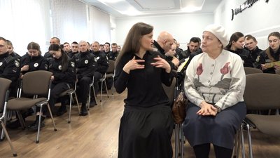 "Щоб не відчувати бар'єрів у спілкуванні" — майбутні поліцейські у Житомирі вивчають жестову мову "Щоб не відчувати бар'єрів у спілкуванні" — майбутні поліцейські у Житомирі вивчають жестову мову
