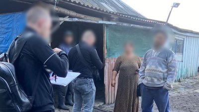 Привласнили майже 18, млн гривень. На Харківщині викрили злочинну групу, яка грабувала пенсіонерів Привласнили майже 18, млн гривень. На Харківщині викрили злочинну групу, яка грабувала пенсіонерів