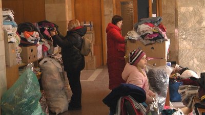 Одяг, їжа та іграшки: в Луцькому РАЦСі організували центр допомоги вимушеним переселенцям