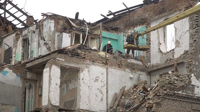 У зруйнованому ракетою будинку триває демонтаж конструкцій. Що далі – коментар спеціаліста У зруйнованому ракетою будинку триває демонтаж конструкцій. Що далі – коментар спеціаліста