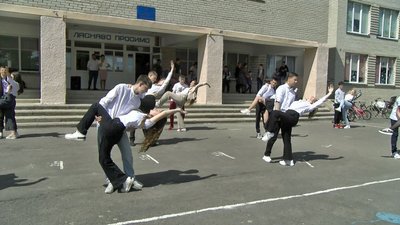 Вальс у дворі: як у волинському ліцею готуються до свята останнього дзвоника