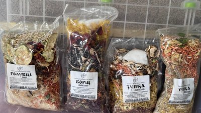 Львівські комунальники готують "сухий борщ" для українських військових Львівські комунальники готують "сухий борщ" для українських військових