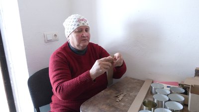 У Рівному подружжя виготовляє окопні свічки для захисників У Рівному подружжя виготовляє окопні свічки для захисників