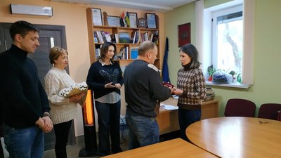 Орден "Хрест Героя" передали дружині загиблого під Іловайськом захисника України Орден "Хрест Героя" передали дружині загиблого під Іловайськом захисника України