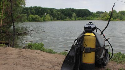 Боєприпаси в ставу: рятувальники дістали артснаряди з водойми біля Тростянця на Сумщині