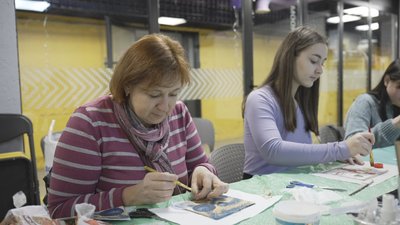 У Вінниці провели майстер-клас із виготовлення новорічних листівок У Вінниці провели майстер-клас із виготовлення новорічних листівок