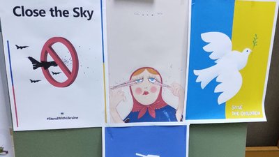 У Дніпрі дизайнери та художники з різних країн презентували виставку на підтримку України У Дніпрі дизайнери та художники з різних країн презентували виставку на підтримку України