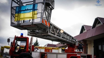 Броварські рятувальники отримали пожежну автодрабину з Німеччини