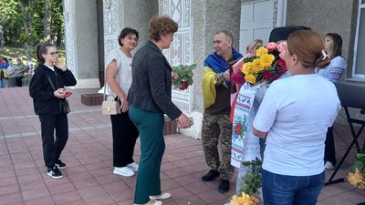 Понад два роки був у полоні: у Піщанці на Вінниччині зустріли звільненого бійця Понад два роки був у полоні: у Піщанці на Вінниччині зустріли звільненого бійця