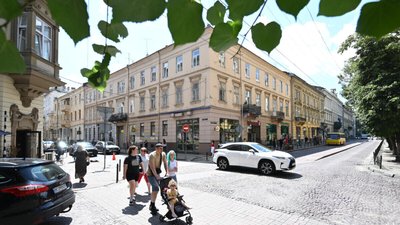 Вулиця з пониженим тротуаром у Львові