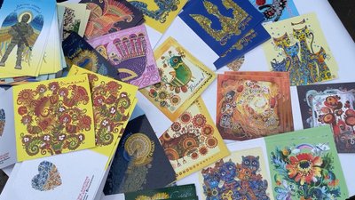 Створює патріотичні принти, антистрес-розмальовки: як художниця на Чернігівщині збирає гроші на ЗСУ