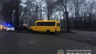 У Запоріжжі маршрутка потрапила у ДТП через смерть водія У Запоріжжі маршрутка потрапила у ДТП через смерть водія
