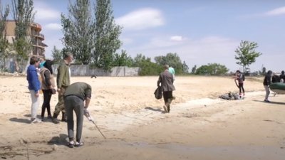 30 херсонців влаштували прибирання на пляжі "Лілея"