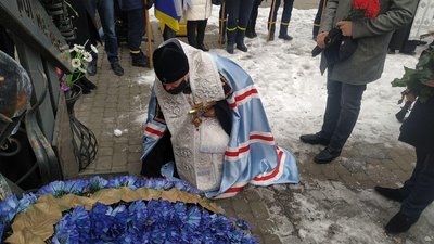 У Черкасах вшанували пам'ять українських добровольців У Черкасах вшанували пам'ять українських добровольців