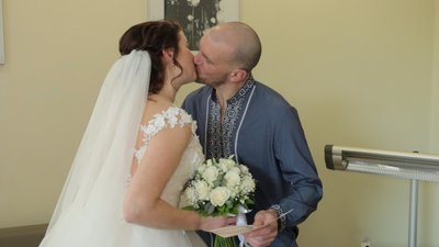 З війни — на весілля. У Вінниці побралися військовий медик та волонтерка З війни — на весілля. У Вінниці побралися військовий медик та волонтерка