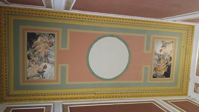 У центрі Одеси зашпаклювали старовинну фреску – краєзнавці