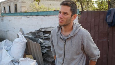 Розбирати завали в Обухівці допомагають усі, хто може Розбирати завали в Обухівці допомагають усі, хто може