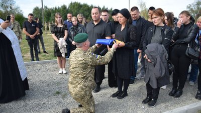 У Чопі попрощалися з полеглим прикордонником 25-річним Іллею Богачуком У Чопі попрощалися з полеглим прикордонником 25-річним Іллею Богачуком