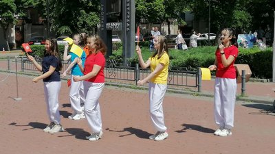 У Кропивницькому влаштували акцію "Місто в пелюшках. Всупереч війні" У Кропивницькому влаштували акцію "Місто в пелюшках. Всупереч війні"
