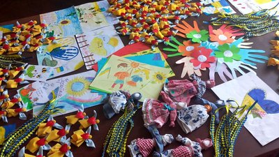"Частинка любові та доброти через виготовлення янголят чи браслетиків". У Сумах зібрали поробки для воїнів ЗСУ