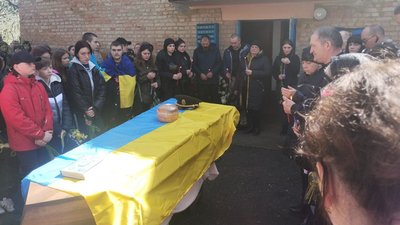 На Кіровоградщині попрощались із загиблим у російському полоні в колонії Оленівки На Кіровоградщині попрощались із загиблим у російському полоні в колонії Оленівки