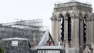 Біля Нотр-Даму почали демонтаж 200 тонн металічних риштувань Біля Нотр-Даму почали демонтаж 200 тонн металічних риштувань