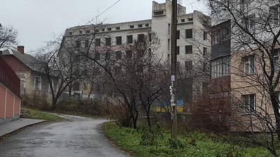 Впала з даху: у поліції розповіли обставини загибелі десятикласниці у Рівному