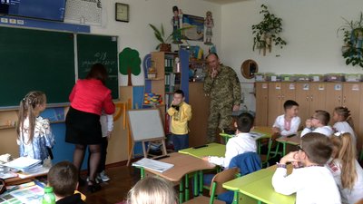 З фронту – на урок: Боєць з Рівного зробив синові сюрприз З фронту – на урок: Боєць з Рівного зробив синові сюрприз