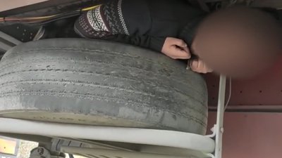 Їхав три доби під причепом. На Буковині виявили хлопця, який намагався нелегально перетнути кордон