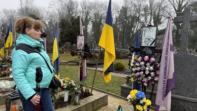 Четверта річниця повномасштабної війни: пам'ять полеглих захисників вшанували в Ужгороді