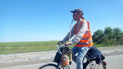 Винахідник з Миколаївщини проїхав 600 кілометрів до Тернополя, граючи на сопілці