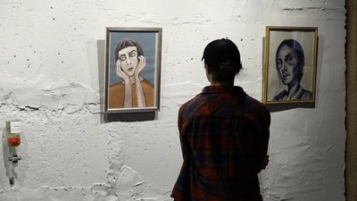 Художній бунт у власних картинах презентувала коломиянка Ніка Остяк