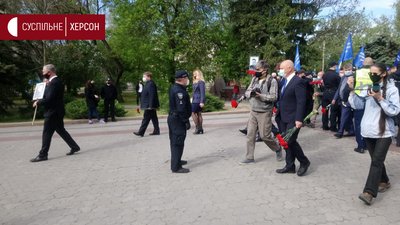 День перемоги по-херсонськи: заборонена символіка та перші затримання (фоторепортаж) День перемоги по-херсонськи: заборонена символіка та перші затримання (фоторепортаж)