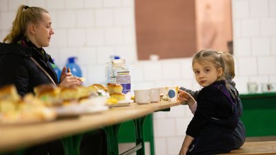 В Івано-Франківську зустріли евакуйованих людей з "гарячих" точок з-під Києва В Івано-Франківську зустріли евакуйованих людей з "гарячих" точок з-під Києва