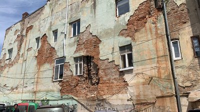 Два роки тому у будинку на вулиці Руській, 6 обвалилася частина стіни Два роки тому у будинку на вулиці Руській, 6 обвалилася частина стіни
