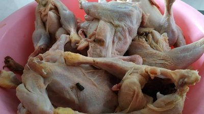 У куп'янські школи на Харківщині завезли курятину "синього кольору" У куп'янські школи на Харківщині завезли курятину "синього кольору"