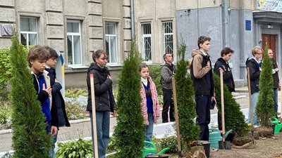 Висадили дерева на честь загиблих військових: у Холодногірському районі Харкова відкрили Алею памʼяті