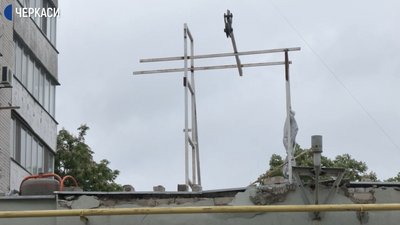 Квартири без вікон: у Черкасах перед багатоповерхівкою зводять 10-метрову стіну Квартири без вікон: у Черкасах перед багатоповерхівкою зводять 10-метрову стіну