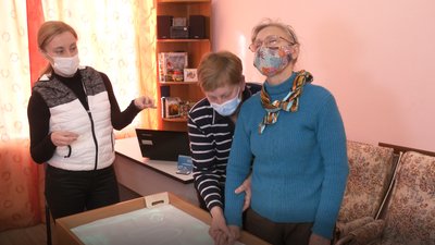 У Дніпрі проводять майстер-класи із пісочної анімації для літніх людей У Дніпрі проводять майстер-класи із пісочної анімації для літніх людей