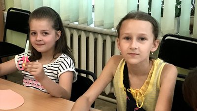 Символічне серце з голубами – в житомирському таборі книголюбів діти робили аплікації до Дня Української Державності Символічне серце з голубами – в житомирському таборі книголюбів діти робили аплікації до Дня Української Державності