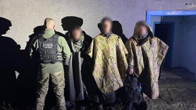 На Буковині затримали чоловіків, які у плащах проти тепловізорів рухались в бік Молдови