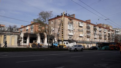 Пошкоджені будівлі, транспортні засоби та установи унаслідок атаки РФ на центр Чернігова