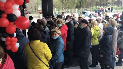 У Маріуполі натовп через знижки штурмував супермаркет У Маріуполі натовп через знижки штурмував супермаркет
