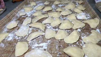 Вареники з сиром та картоплею. У Херсоні до Масниці провели майстерклас для дітей. Вареники з сиром та картоплею. У Херсоні до Масниці провели майстерклас для дітей.