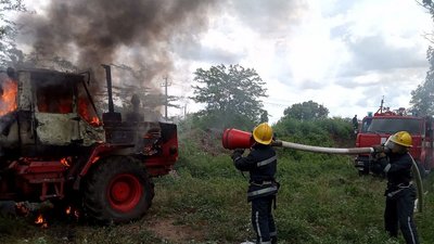 У Каховському водоканалі горів трактор. Загасити пожежу вдалося тільки рятувальникам У Каховському водоканалі горів трактор. Загасити пожежу вдалося тільки рятувальникам