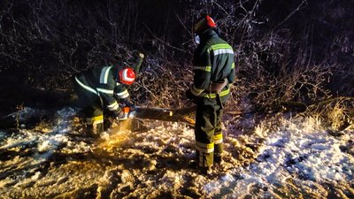 У Кіровоградській області рятувальники відбуксирували дев’ять машин У Кіровоградській області рятувальники відбуксирували дев’ять машин