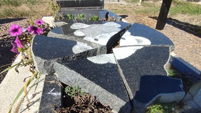 Запобіжний захід підозрюваному та відшкодування збитків: що відомо про понівечення 70 могил на Вінниччині Запобіжний захід підозрюваному та відшкодування збитків: що відомо про понівечення 70 могил на Вінниччині
