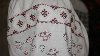 Різницю між вишиванкою та вишитою сорочкою пояснили херсонські музейники Різницю між вишиванкою та вишитою сорочкою пояснили херсонські музейники